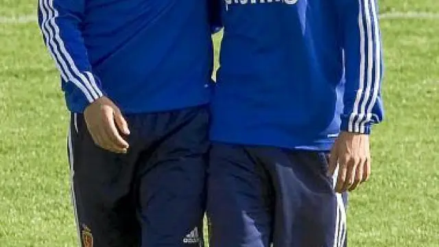 Ander Herrera, abrazado con Bertolo en la mañana de ayer.