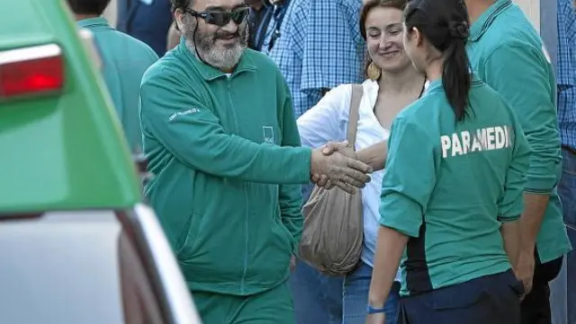 El minero Jorge Galleguillos saluda al personal médico a su salida del hospital.