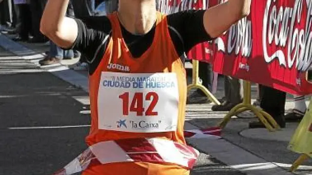 Javier Mariño, del Hinaco Monzón, en un momento del medio maratón.