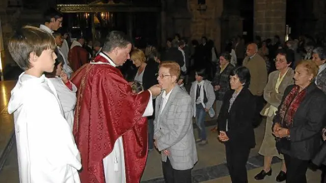 Juan Antonio Martínez Camino dio al comunión a los fieles barbastrenses.