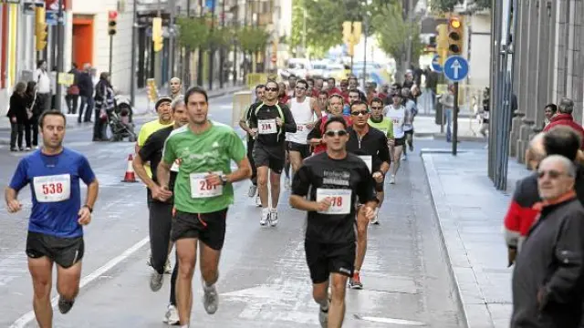 Algunos de los participantes en el medio maratón, a su paso por los Porches de Galicia.