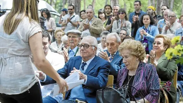 José Egea recibe emocionado a su nieta Judith en el homenaje celebrado en mayo.