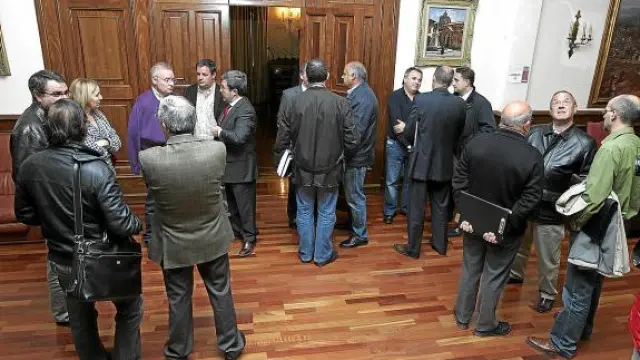 Representantes políticos, profesionales y vecinales, momentos antes de la reunión sobre el PGOU.