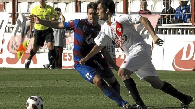 Jorge Galán presiona a un defensor del Rayo Vallecano en el único partido en el que ha sido titular en lo que va de temporada.