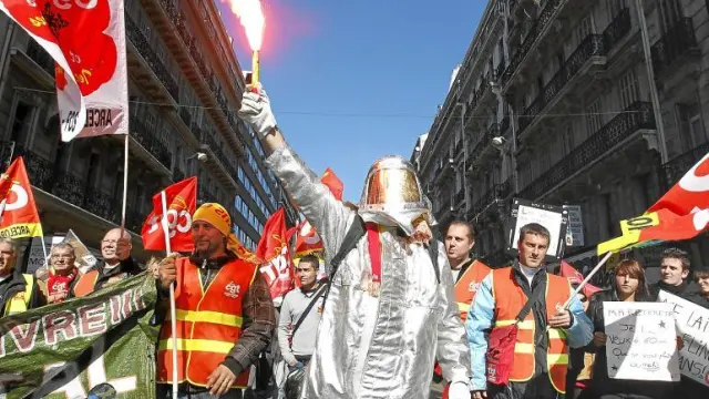 Trabajadores del ámbito público y privado y estudiantes se manifiestan durante una nueva huelga, ayer en Marsella.