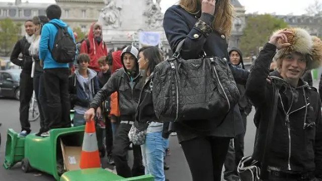 Una estudiante, encima de un cubo, durante la protesta en la plaza de la República de París, ayer.