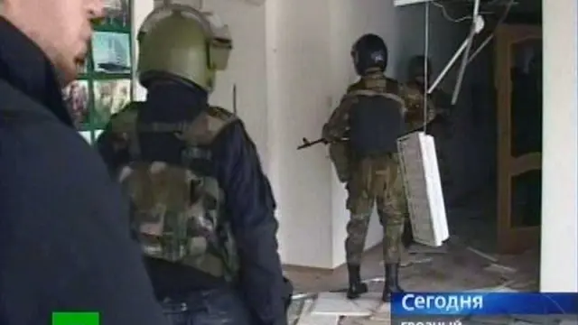 Imagen obtenida del canal de televisión ruso NTV que muestra a los miembros de la policía durante un operativo realizado en el Parlamento