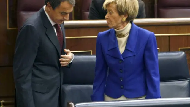 Zapatero habla con De la Vega antes de la votación.