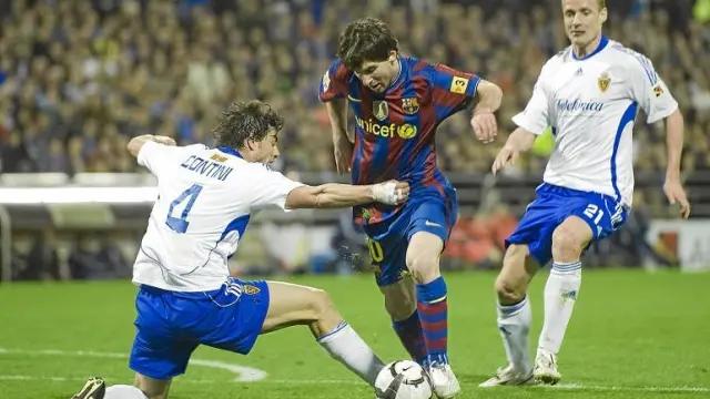 Messi se escapa de Contini, décimas antes de fusilar a Roberto, en el partido de marzo pasado.