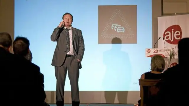 El 'cambiólogo' Julián Trullén, durante su intervención en el acto de AJE Aragón, ayer.