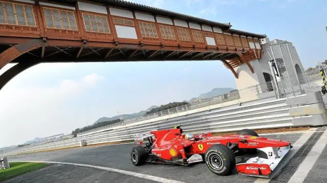 Fernando Alonso, durante la sesión de entrenamientos libres que 'estrenaron' el circuito de Corea del Sur.