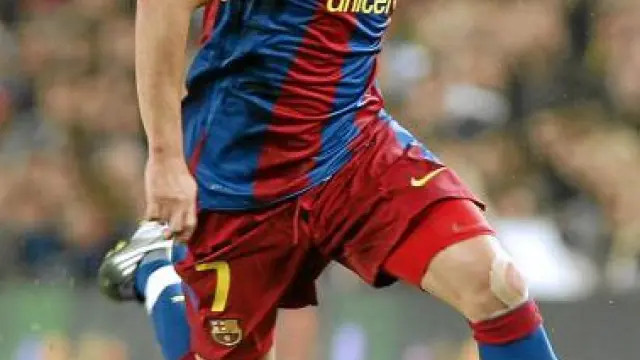 El delantero del Barcelona David Villa corre a por el balón.