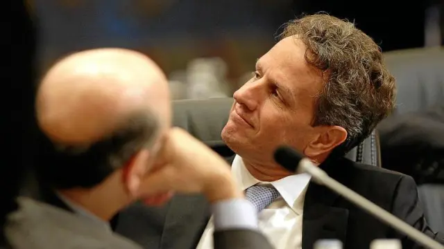 El secretario del Tesoro de EE. UU., Timothy Geithner, en la sesión del G-20, ayer. De espaldas, Ben Bernanke, presidente de la Fed.