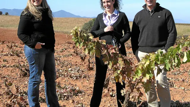Patricia Recio, Ana Becoechea y Luis Vivas, en la viña de uva Cariñena de la que sale el Clave de Sol.