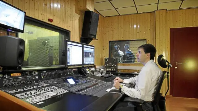 En la sede de Estudio Roma, Adolfo García controla la grabación de Eduardo Díez y Daniel Máñez