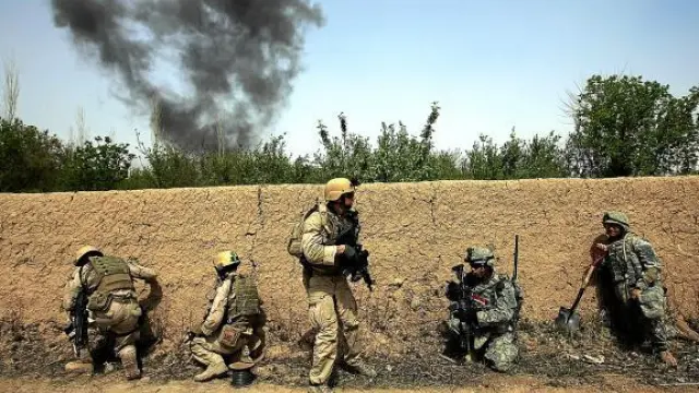 Soldados estadounidenses destinados en Iraq participan en una acción de combate en 2008.