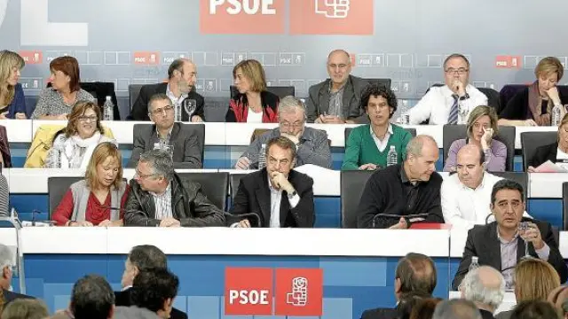 José Luis Rodríguez Zapatero (en el centro), ayer en Madrid, al inicio de la reunión del Comité Federal de los socialistas.
