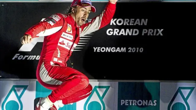 Fernando Alonso salta exultante en el podio de Corea.