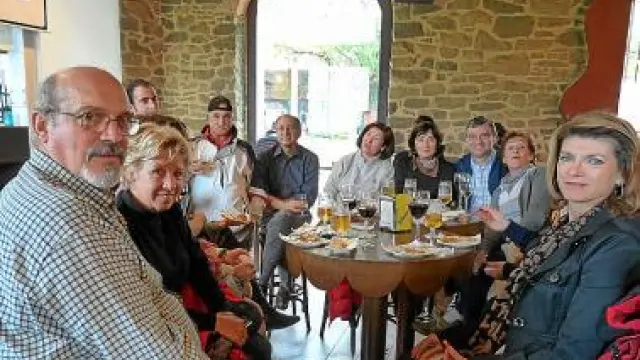 Un numeroso grupo de clientes en el bar Pilgrim de Jaca.