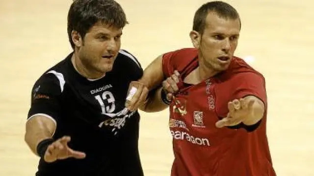 Bertos forcejea con un jugador del Pozoblanco.
