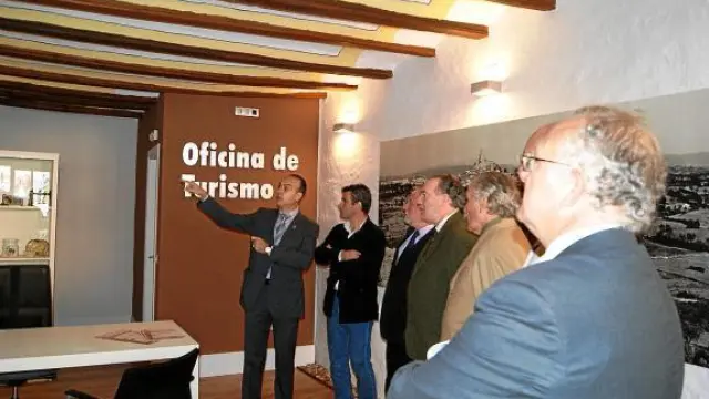 Las autoridades presentes en la inauguración recorrieron las instalaciones de la nueva oficina turística.