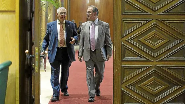 Manuel Blasco, a la izquierda, junto a Fernando Gimeno, ayer, antes de la comisión de Economía.