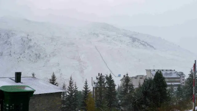 Las laderas de Candanchú han recibido las primeras nieves de la temporada.