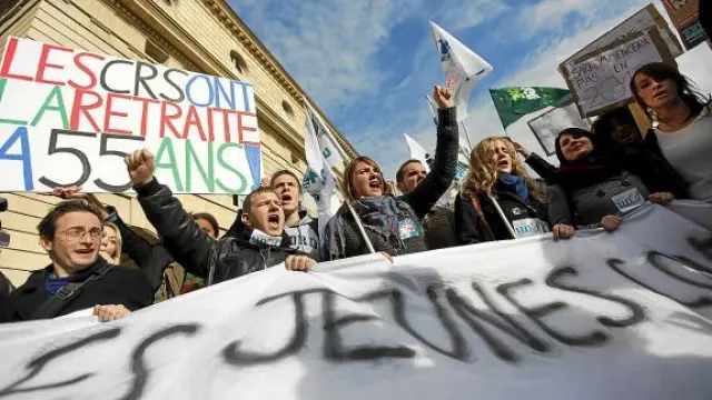 Universitarios se manifiestan contra la reforma de las pensiones, ayer en las calles de París.