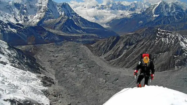 Imagen de Jordi Tosas en el Lhotse Sar, que es la cuarta montaña más alta del mundo.