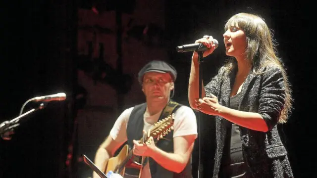 Juan Aguirre y Eva Amaral, en un concierto en el Teatro Principal de Zaragoza.