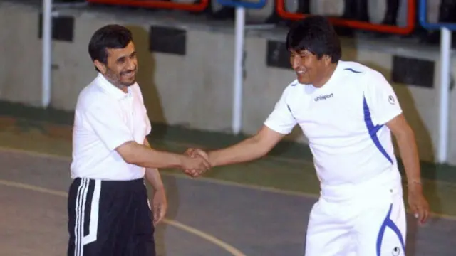 Mahmud Ahmadineyad y Evo Morales se dan la mano durante el partido de fútbol sala que han disputado