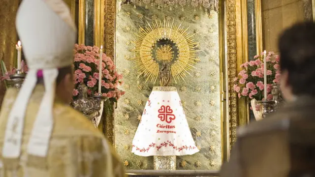 Nuevo manto de la Virgen, donado por Cáritas Diocesana de Zaragoza