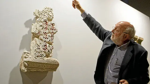 Gonzalo Borrás, comisario de la exposición, muestra una pieza decorativa de la primera sala.