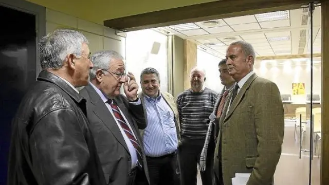 Manuel Blasco, a la izquierda, con Biel. A la derecha, Alberto Contreras, ayer, antes del comité.