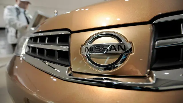 El logo de un Nissan en un concesionario