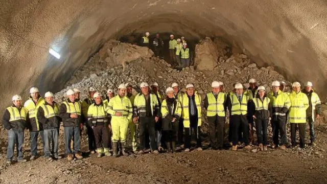 Trabajadores de la contrata, tras unirse los dos frentes de excavación del túnel, el miércoles.