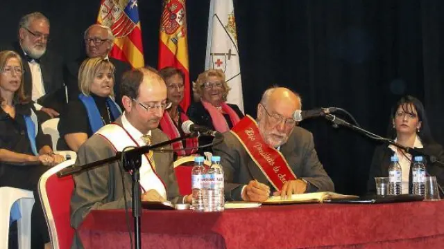 Eloy Fernández Clemente recibió ayer la distinción de hijo predilecto de Andorra.