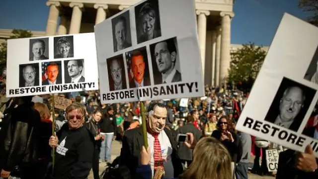 Manifestantes con pancartas contra los republicanos en la concentración de Washington.