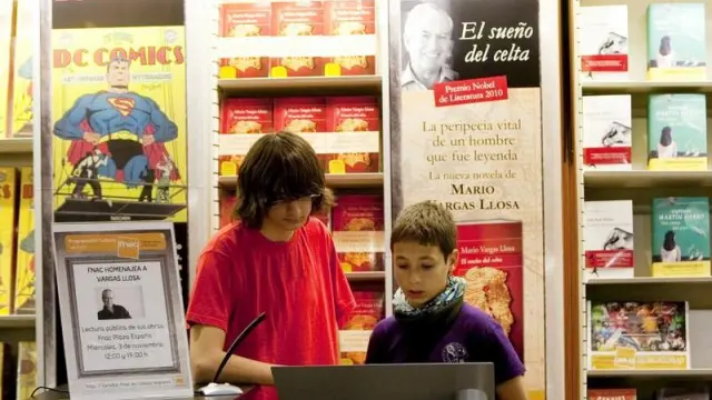 Dos estudiantes del IES La Azucarera leen ante el público.