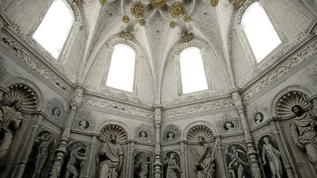 En el interior de la catedral se ha recuperado la decoración mural original, que en algunos casos comparte espacio con esculturas.