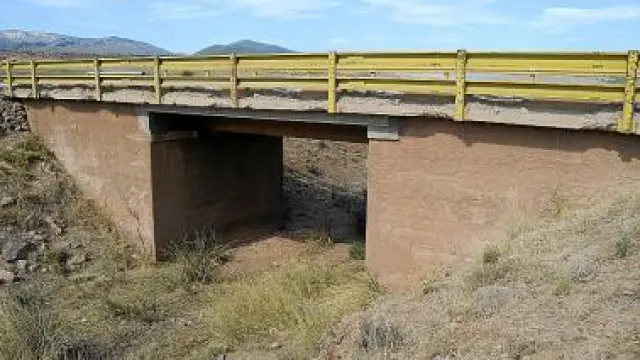 Este puente es estrecho, tiene grietas y la valla rota.