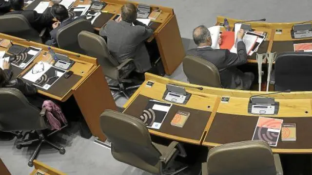 El sillón de Ferrer (primero por la derecha) estuvo vacío toda la sesión plenaria.