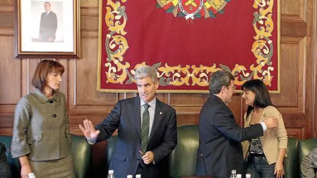 Alonso y Muñoz abandonan el pleno tras dimitir y Ferrer felicita a la alcaldesa accidental, Lucía Gómez.