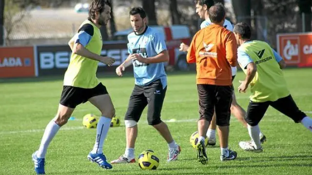 El centrocampista Juanjo Camacho avanza con el balón, en el entrenamiento de ayer del Huesca.