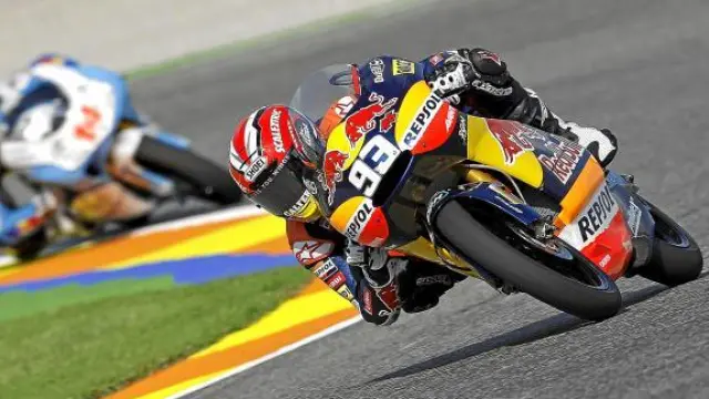 Márquez traza una curva, durante la jornada de entrenamientos de ayer en Valencia.