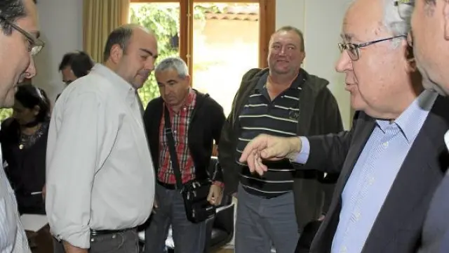 El vicepresidente de la DGA, José Ángel Biel, se entrevistó con los trabajadores del matadero.
