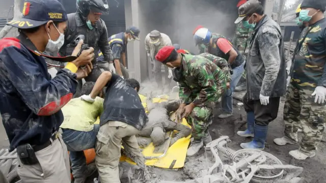 Las autoridades recogen los cadáveres provocados por la última erupción del volcán Merapi