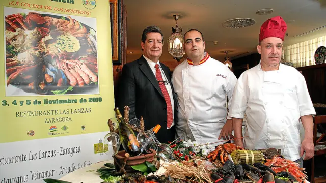 Jesús Porras, propietario de Las Lanzas; Pedro David Armingol, jefe de cocina, y Antonio Lusquiños, chef del Veiramar, de Arcade (Pontevedra).