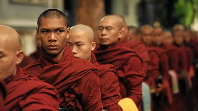 Monjes birmanos se dirigen al comedor en un monasterio cercano a Mandalay.