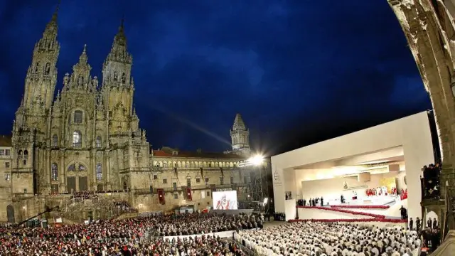 Aspecto que presentaba ayer la plaza del Obradoiro de Santiago de Compostela, con la catedral al fondo, durante la misa celebrada por el Papa.